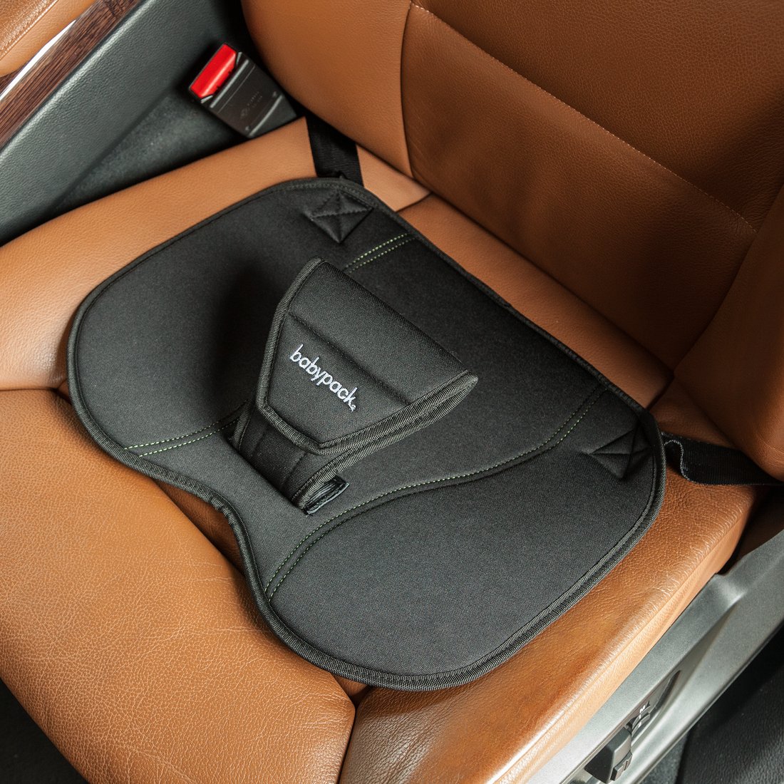 Almohadilla del cinturón para embarazadas instalada sobre el asiento del coche